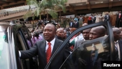 Mataimakin Firayim Ministan Kenya kennan, Uhuru Kenyatta kennan a cikin taron jama'a a birnin Nairobi. Junairu. 30, 2013.