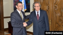 El goberandor del estado Miranda, Henrique Capriles, saluda al secretario general de la OEA, Luis Almagro.