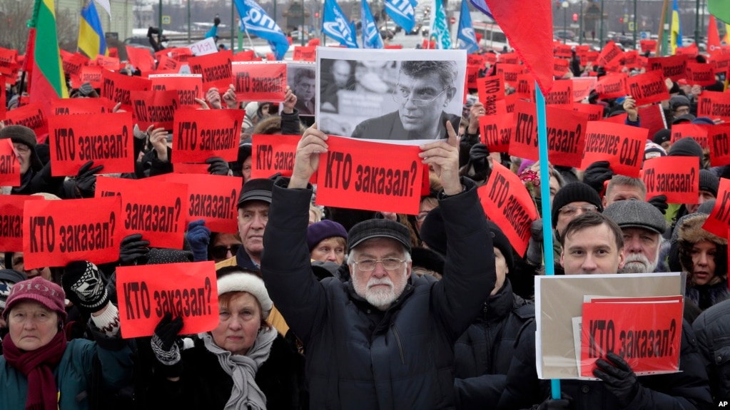 Người biểu tình giơ những bảng biểu với dòng chữ "Ai đã ra lệnh vụ ám sát?" ở St. Petersburg, Nga, 26/2/2017.