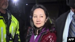 Meng Wanzhou, Vancouver'da mahkemeden çıkarılırken (11 Aralık 2018)