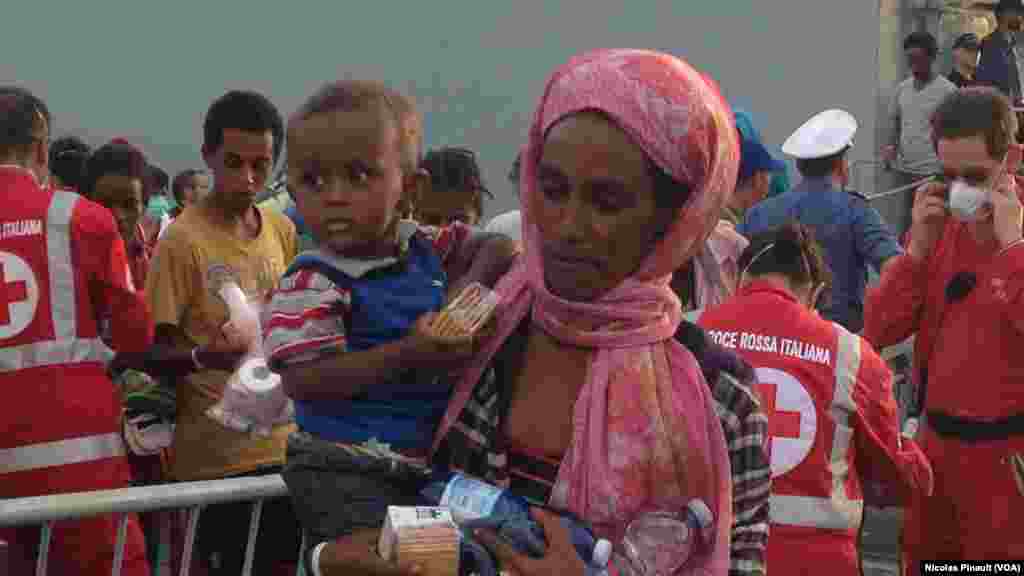 Kungiyar agaji ta Red Cross tana kula da bakin hauren da suka isa garin Catania dake Sicily