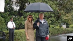 Le président Donald Trump et la première dame américaine Melania Trump avant de s’envoler pour la Louisiane, à Washington, 2 septembre 2017.