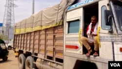 Trucker driver Babloo Yadav complains of long hold ups by tax officials at state border check posts. (A. Pasricha/VOA)