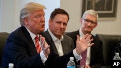 Ông Cook (ngoài cùng bên phải) trong cuộc gặp với Tổng thống Donald Trump tại Nhà Trắng tháng 12 năm ngoái.