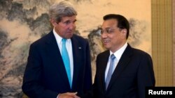 U.S. Secretary of State John Kerry (L) shakes hands with Chinese Premier Li Keqiang during a meeting at the Zhongnanhai leadership compound in Beijing, July 10, 2014.