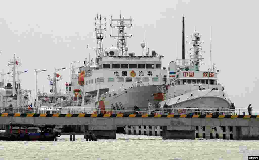 Tàu tuần tra lớn nhất của Trung Quốc &#39;Haixun 31&#39; trước khi rời cảng để tìm kiếm cứu hộ cho máy bay Malaysia lâm nạn ở Biển Ðông.