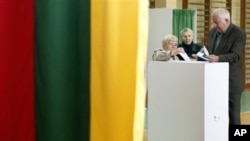 Cử tri Lithuania đi bỏ phiếu tại một địa điểm bầu cử ở Vilnius