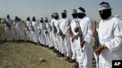 Atacantes suicidas del Talibán reunidos en la provincia afgana de Zabul, cerca de Uruzgan.