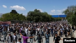 Des membres de la minorité hazara en Afghanistan manifestent à Kaboul, 16 mai 2016. IMAGES REUTERS / Mohammad Ismail TPX DU JOUR - RTSEGJ7