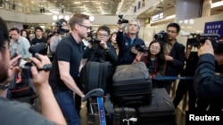 22일 CNN 윌 리플리를 비롯한 풍계리 취재단이 베이징공항에서 북한 원산행 고려항공 탑승을 위해 출국하고 있다. 베이징에서 취재 허가를 기다리던 한국 기자단은 북측이 끝내 명단을 접수하지 않으면서 방북이 무산됐다. 
