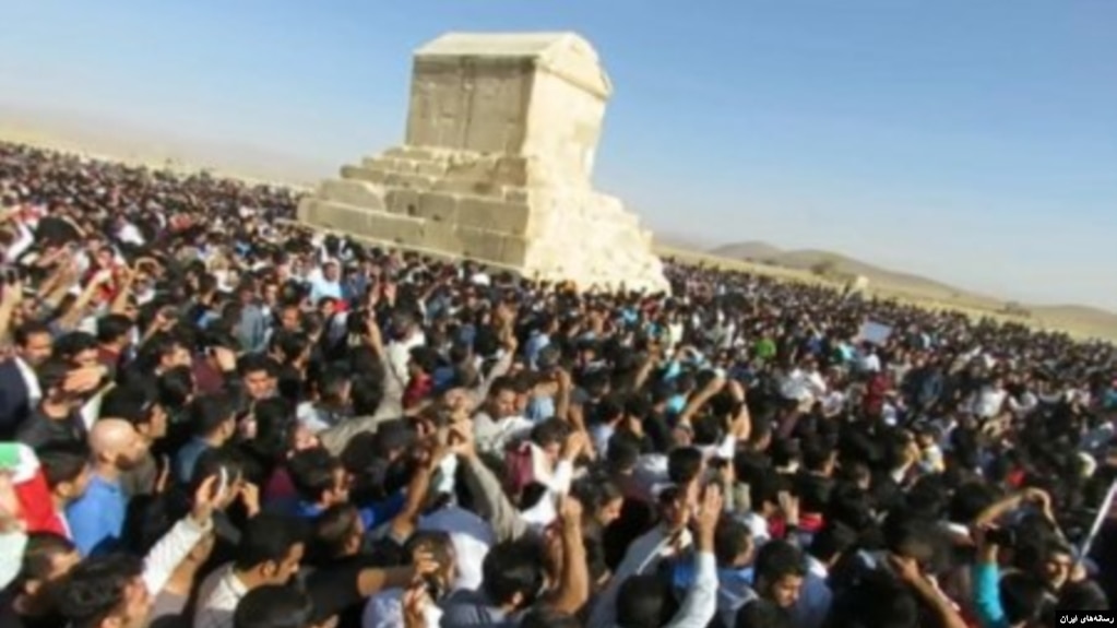 هزاران نفر خودجوش در مقبره کوروش کبیر پادشاه هخامنشیان در پاسارگاد استان فارس حاضر شدند.