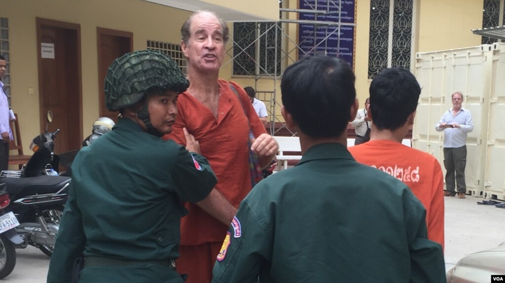 អ្នកផលិតភាពយន្តឯកសារសញ្ជាតិអូស្រា្តលី លោក James Ricketson ដែលមន្ត្រីជាន់ខ្ពស់របស់រដ្ឋាភិបាលកម្ពុជាចោទ ថា ជាអ្នកផ្តល់ព័ត៌មានសម្ងាត់ដល់លោក សម រង្ស៊ី ត្រូវបានមន្ត្រីពន្ធនាគារនាំយកមកបង្ហាញខ្លួន នៅតុលាការកំពូលនៅព្រឹកថ្ងៃពុធ ទី១៧ ខែមករា ឆ្នាំ២០១៨។ (ហ៊ុល រស្មី/VOA)