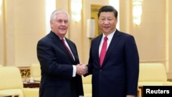 Presiden China Xi Jinping berjabat tangan dengan Menteri Luar Negeri AS Rex Tillerson sebelum melakukan pembicaraan di Balai Agung Rakyat, 19 Maret 2017, di Beijing, China.