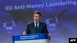 Nënpresidenti i Komisionit Evropian, Valdis Dombrovskis, duke folur në një konferencë për luftën kundër pastrimit të parave në Bruksel