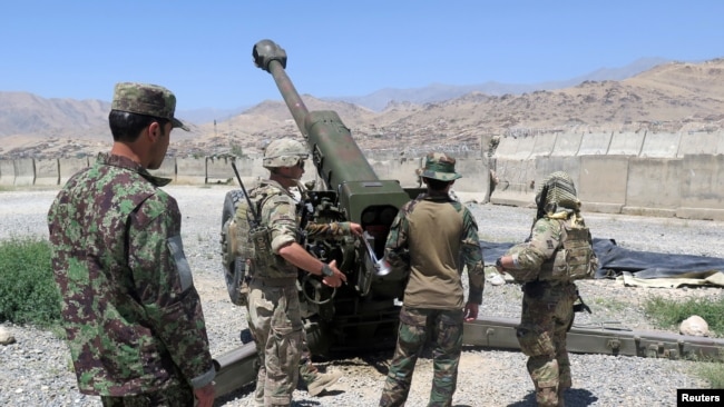 资料照片：在阿富汗瓦尔达克阵阿富汗国民军一处炮兵阵地的美军顾问。(2018年8月6日)
