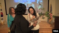 Korean/American artist Aimee Lee explains the role of trees in making Hanji. (June Soh/VOA)