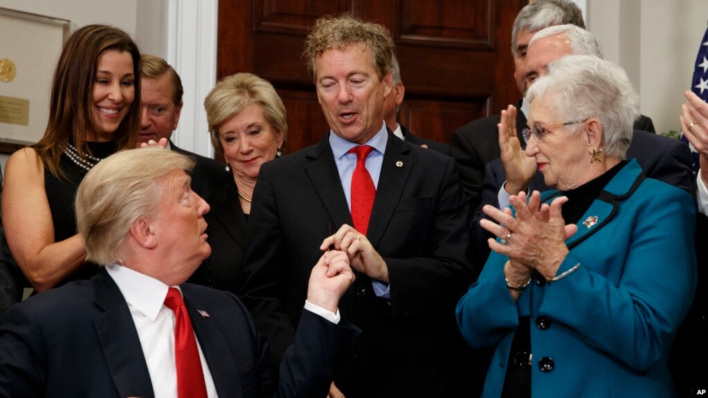 Ông Rand Paul (giữa) trong một cuộc gặp với Tổng thống Trump.