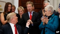 Ông Rand Paul (giữa) trong một cuộc gặp với Tổng thống Trump.