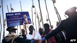 Les partisans du président camerounais Paul Biya ont été appréhendés par des policiers lors d'une réunion électorale au stade de Maroua, lors de sa visite dans la région de l'extrême-nord du Cameroun, le 29 septembre 2018.