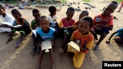 Anak-anak laki-laki belajar baca Al-Qur'an selama Ramadan di Khalwa Syekh Tigani di Tulus, selatan Darfur, Sudan, 6 Juni 2017. (REUTERS/Mohamed Nureldin Abdallah)