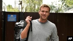 រូបឯកសារ៖ លោក Alexei Navalny សកម្មជន​បក្ស​ប្រឆាំង​នៅ​រុស្ស់ី ចាកចេញ​ពី​ពន្ធនាគារ នៅ​ក្រុង​មូស្គូ ប្រទេស​រុស្ស៊ី ថ្ងៃ​ទី ១១ ខែកក្កដា ឆ្នាំ​២០១៩។