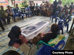 Jenazah Golfrid Siregar saat hendak dikebumikan di Kampung Gereja, Kecamatan Tiga Dolok, Kabupaten Simalungun, Sumut, Selasa (8/10). (Courtesy: WALHI Sumut)