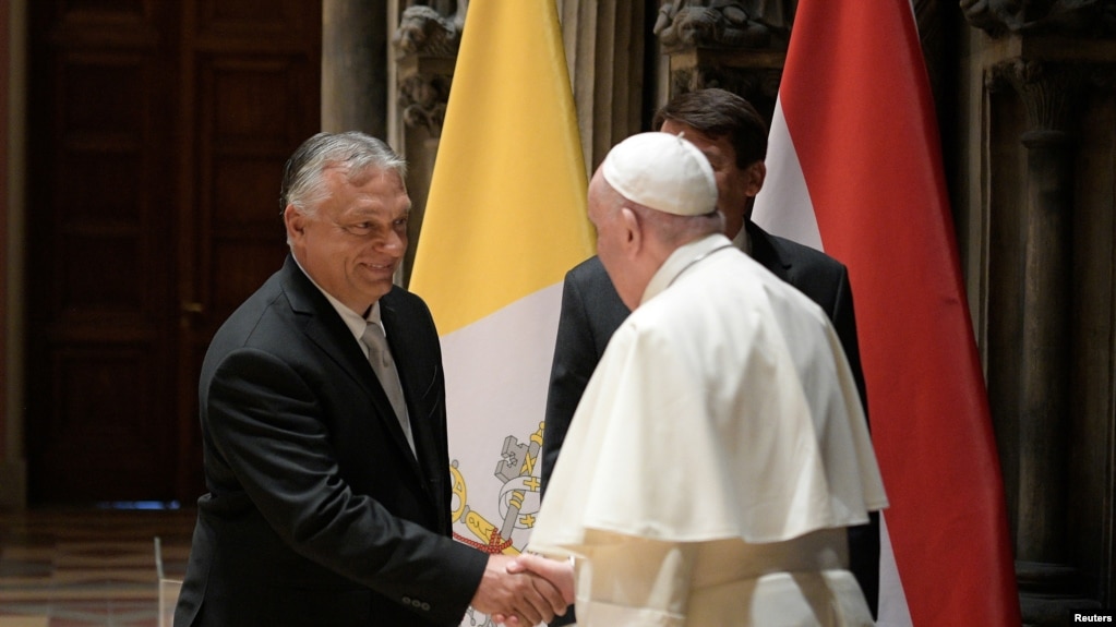 Papa Françesku përcjell në Hungari një mesazh që bie ndesh me politikat e kryeministrit Orban