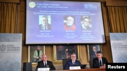 在瑞典首都斯德哥尔摩举行的瑞典皇家科学院新闻发布会上，瑞典皇家科学院成员宣布2019年诺贝尔物理学奖得主。2019年10月8日
