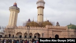 Des pèlerins à la grande mosquée lors du Magal, à Touba, Sénégal, 8 novembre 2017. (VOA/Seydina Aba Gueye)