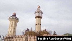 Des pèlerins à la grande mosquée lors du Magal, à Touba, Sénégal, 8 novembre 2017. (VOA/Seydina Aba Gueye)