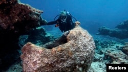“帕帕哈诺莫库阿克阿的国家海洋纪念地”的海洋考古人员凯利·格里森在水下工作 （档案照）
