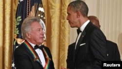 El presidente Obama saluda a Dustin Hoffman, durante la ceremonia de premiación de los Kennedy Center Honors en la Casa Blanca.