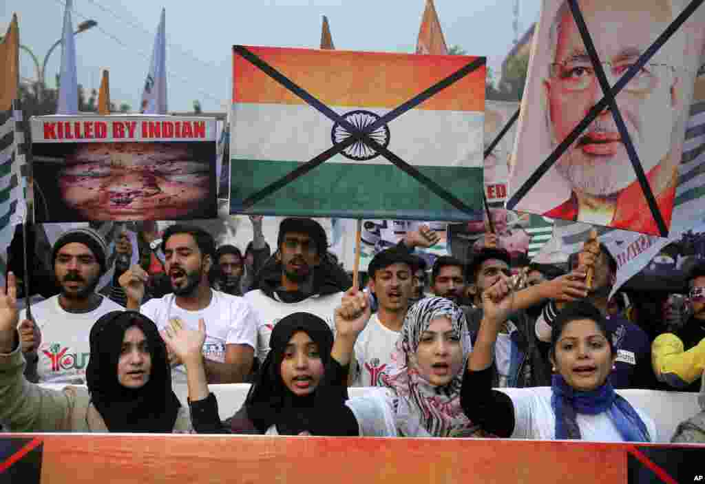 Miembros del Foro de la Juventud para Cachemira cantan consignas contra la India durante una manifestación para conmemorar el Día Internacional de los Derechos Humanos, en Lahore, Pakistán.