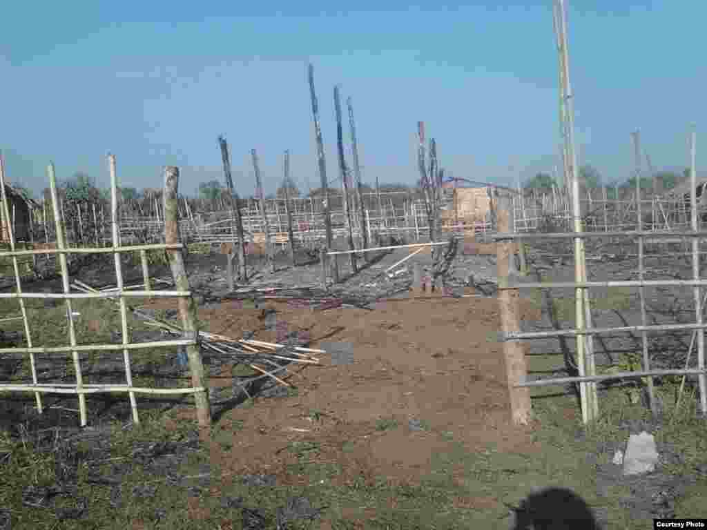 မြန္ျပည္နယ္၊ က်ဳိက္ထုိၿမိဳ႕နယ္က ၀ါးဒက္ကြင္း ရပ္ကြက္မွာဆုိရင္ အိမ္ေျခေပါင္း ၆၀၀ ေက်ာ္ကုိ အာဏာပုိင္ေတြက မီးရႈိ႕ ဖ်က္ဆီး - ၆ ေဖေဖာ္၀ါရီ ၂၀၁၆ (ဓာတ္ပံု-ဦးလွ၀င္းထြဋ္ Facebook)