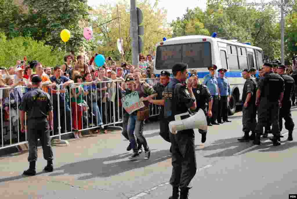 Pussy Riot փանք խմբի կողմնակիցներն ու ընդդիմախոսները հավաքվել են օգոստոսի 17-ին Մոսկվայի դատարանի մոտակայքում: Լուսանկար՝ Զուրաբ Ջավախաձե