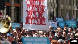 Para demonstran anti pemerintah mengecam kebijakan Presiden Macron dalam aksi unjuk rasa di Paris bulan ini (foto: ilustrasi).