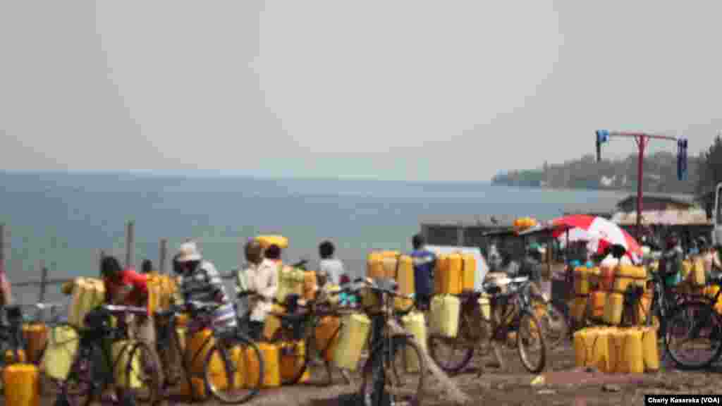 Des hommes et des femmes puisent l’eau du lac Kivu, à Goma, pour aller la vendre dans des quartiers non ou mal desservis par la Régie de distribution et traitement d’eau du Nord-kivu.