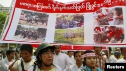 လက်ပံတန်းမြို့မှာ ပင်မသပိတ်စစ်ကြောင်းကို အကြမ်းဖက်ဖြိုခွဲ ဖမ်းဆီးမှုတွေကို ကန့်ကွက်ဖို့ ဆန္ဒပြနေကြတဲ့ မန္တလေးပြည်သူများ။ (မတ်လ ၂၁၊ ၂၀၁၅) 