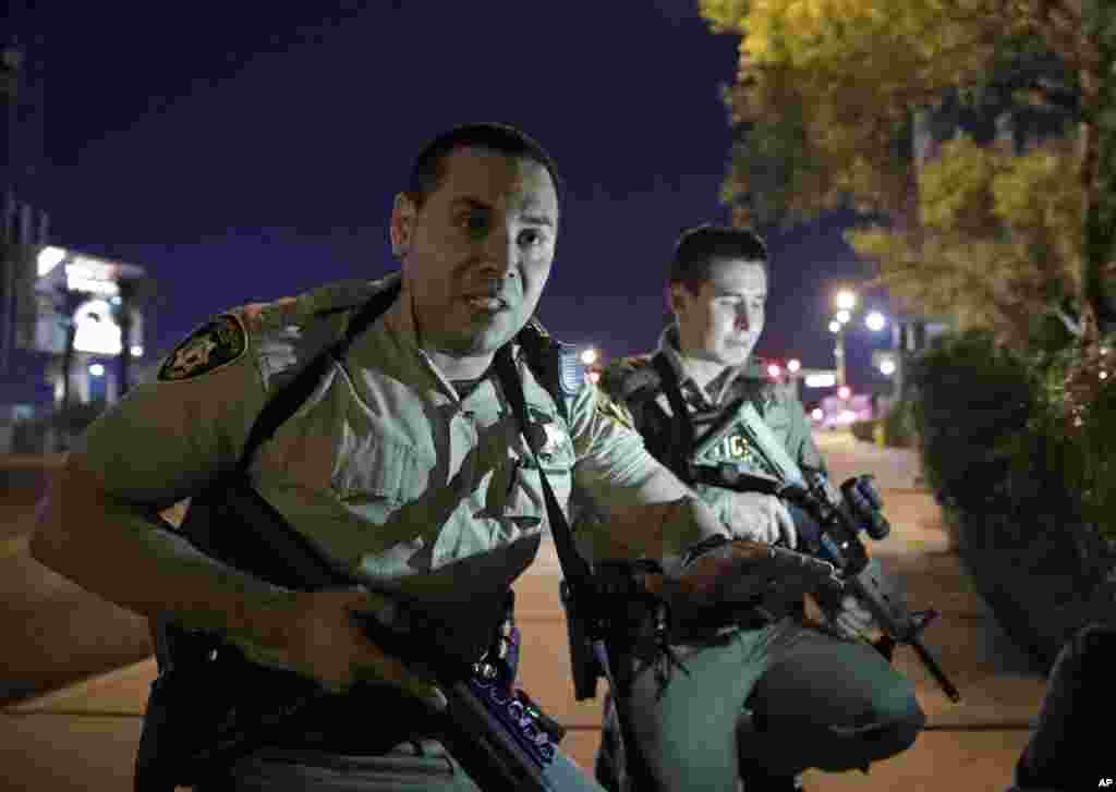 La police demande aux spectateurs de quitter la salle après la fusillade lors d&#39;un festival de musique, à Las Vegas, le 1er octobre 2017.