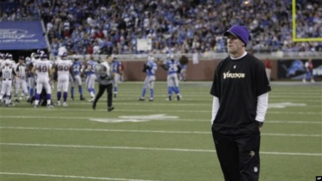 Vikings QB Brett Favre sets NFL's record for most consecutive