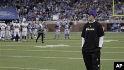 Minnesota Vikings quarterback Brett Favre watches from the sidelines in the fourth quarter of their NFL football game against the Detroit Lions in Detroit, 02 Jan 2011