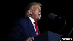 Tổng thống Donald Trump phát biểu trước những người ủng hộ trong một cuộc tập hợp vận động tranh cử tại Sân bay Quốc tế MBS ở Freeland, bang Michigan, ngày 10 tháng 9, 2020.
