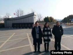 许艳和两位律师在徐州铜山区公安局外(许艳微信图片)