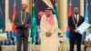 Dans cette photo publiée par l'Agence de presse saoudienne, le roi saoudien Salman reçoit le président érythréen Isaias Afwerki, à gauche, et le Premier ministre éthiopien Abiy Ahmed, à Jiddah, en Arabie saoudite, le 16 septembre 2018.