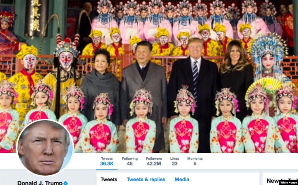 美国的唐纳德&middot;川普总统和第一夫人梅拉尼亚，中国主席习近平和夫人彭丽媛在北京紫禁城观赏京剧后和演员合影，川普总统推特账号的顶部背景照片一度换成了这张合影（2017年11月8日）。