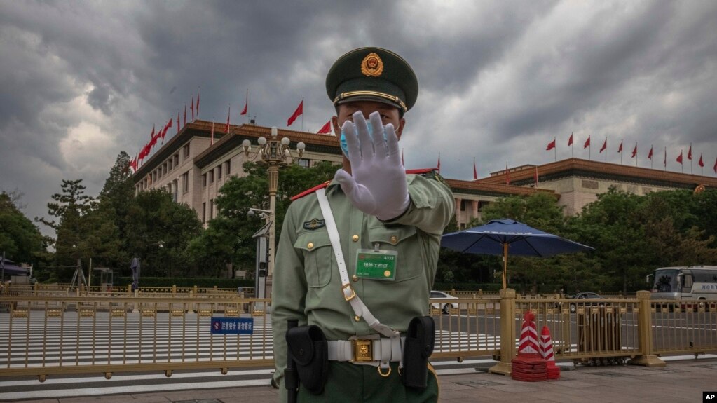 资料照：中国武警士兵做出禁止给北京人大会堂拍照的手式 。（2020年5月25日）(photo:VOA)