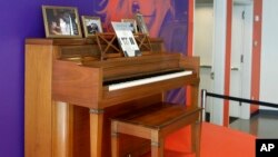 El primer piano de Lady Gaga será subastado en la ciudad de Nueva York.