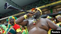 Supporters of Burkina Faso cheer during their African Cup of Nations (AFCON 2013) quarter-final soccer match against Togo at the Mbombela Stadium in Nelspruit, February 3, 2013. REUTERS/Thomas Mukoya (SOUTH AFRICA - Tags: SPORT SOCCER) - RTR3DB6J