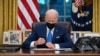 Arhiva - Predsednik SAD Džo Bajden u Ovalnom kabinetu u Beloj kući, 2. februara 2021. (Foto: SAUL LOEB / AFP)