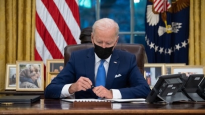 Tư liệu: TT Hoa Kỳ Joe Biden ký một loạt sắc lệnh hành pháp liên quan tới vấn đề di trú và nhập cư tại Phòng Bầu dục ở thủ đô Washington, ngày 2/2/2021. (Photo by SAUL LOEB / AFP)